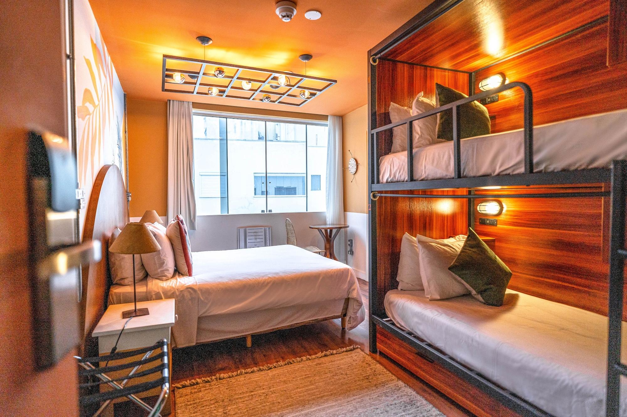 Hotel Selina Copacabana 3*